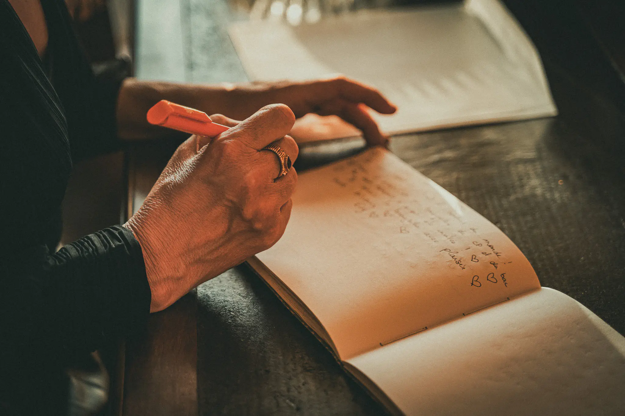 Une femme qui remplit le livre d'or