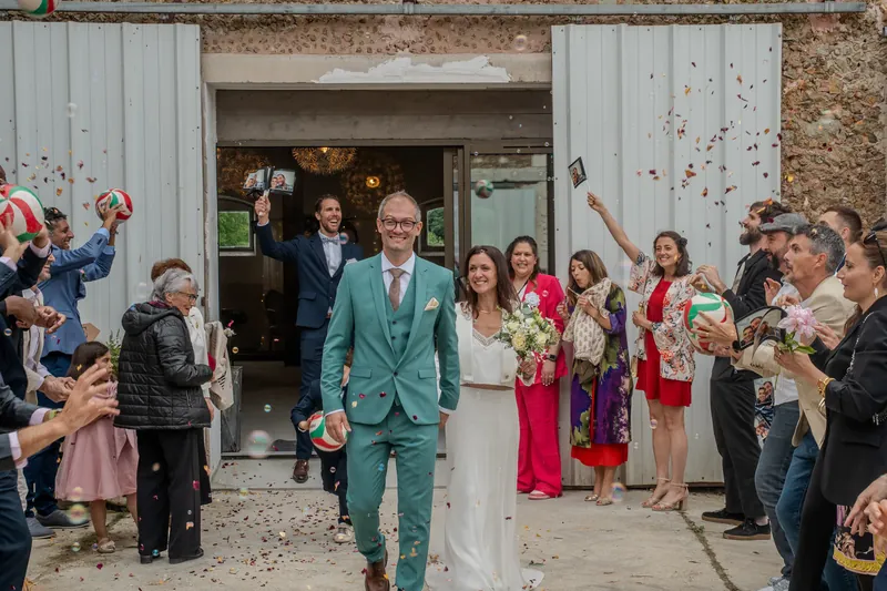 Sortie de cérémonie — confettis et joie spontanée, Kobalt Photo