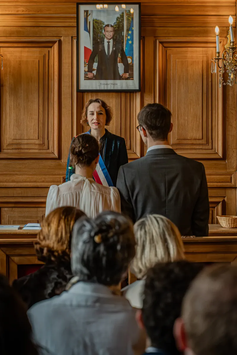 Cérémonie à la mairie en lumière naturelle — reportage documentaire Kobalt Photo
