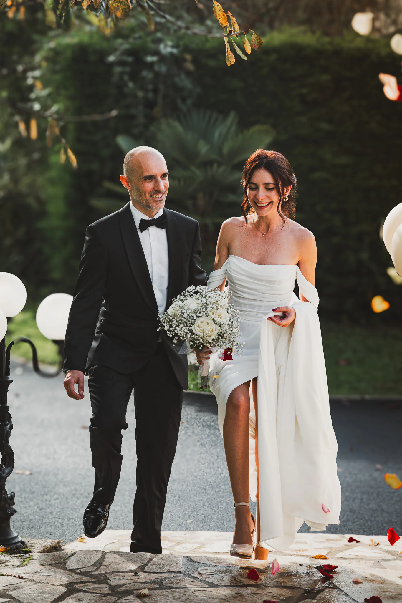 Couple sous une pluie de pétales