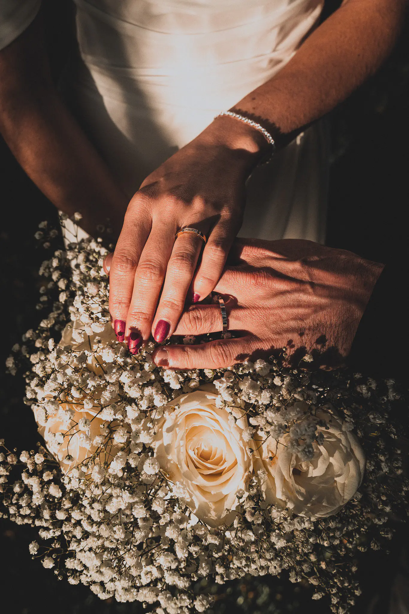 Alliances posées sur le bouquet de mariée