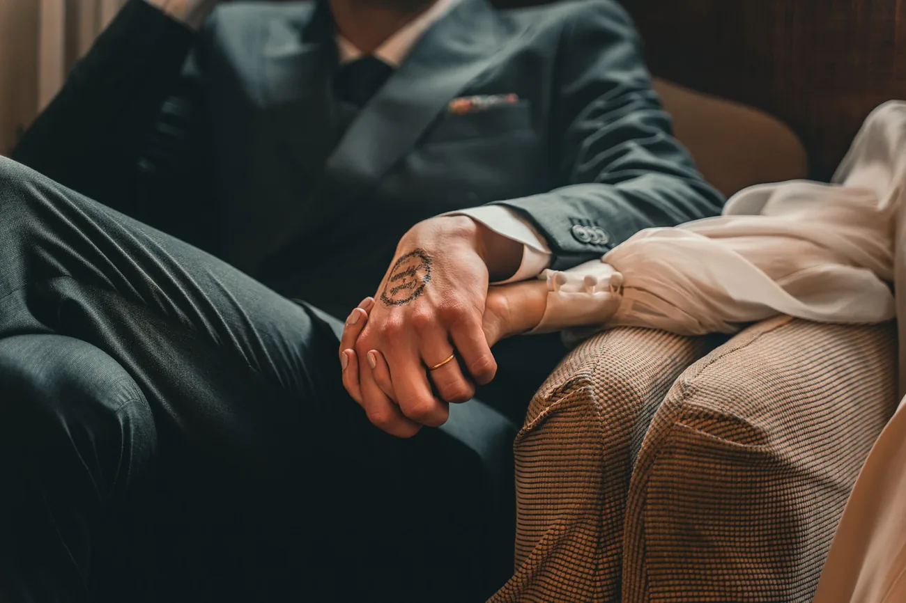 couple de mariés photographiés en style documentaire naturel à Paris par Balthazar Kobalt Photo